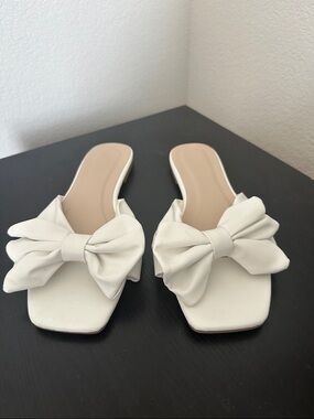 Women’s White Bow Slide Sandals